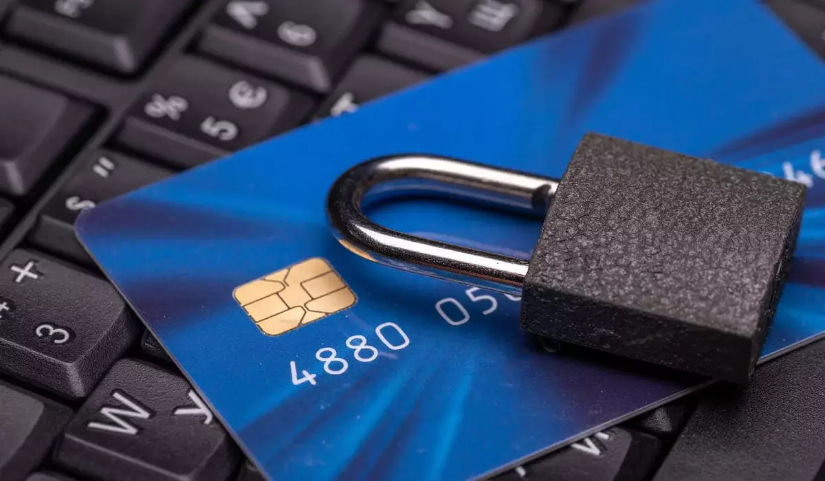 Мошенники блокируют банковские карты казахстанцев: что нужно знать