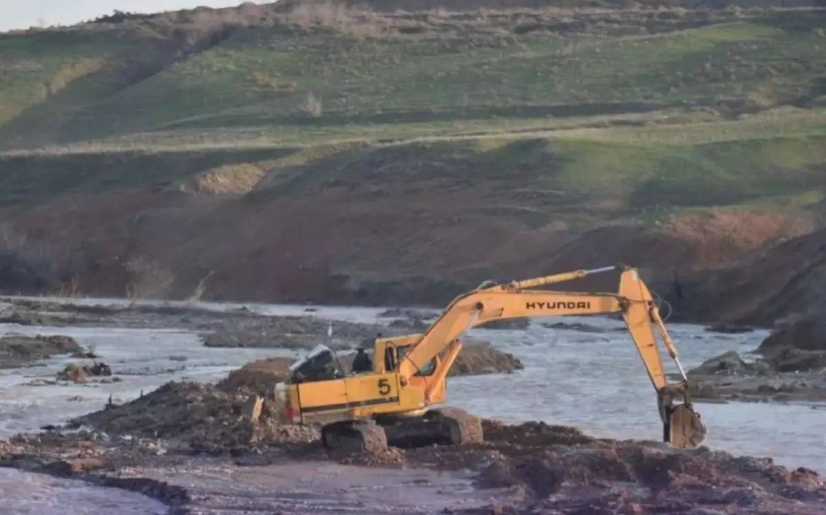 Шымкентте 2,7 миллиард теңгеге салынған дамбаны заңсыз қазба жұмыстарын жүргізгендер бүлдірген