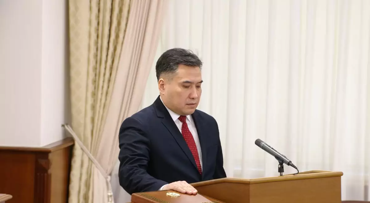 Жаңа Еңбек министрі Қазақстан халқына ант беру кезінде қобалжып, сөзінен жаңылды (видео)