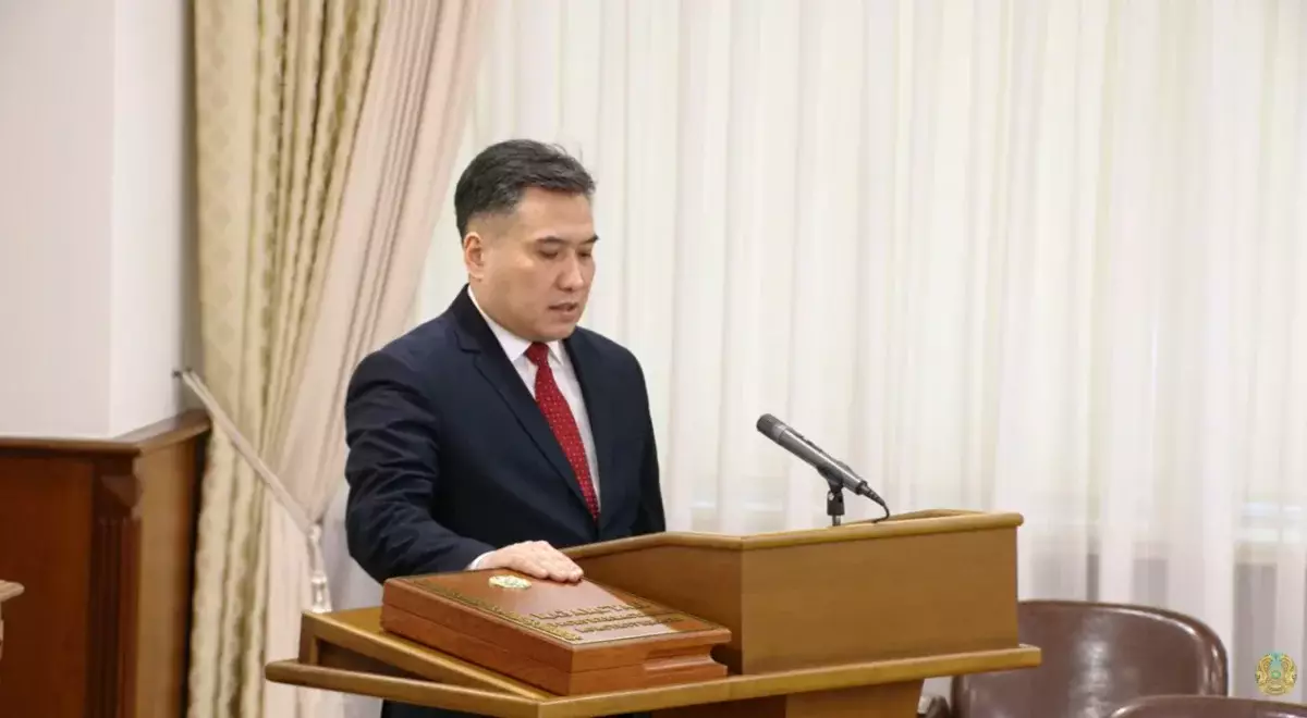 Преемник Тамары Дуйсеновой разволновался во время принесения присяги в Правительстве