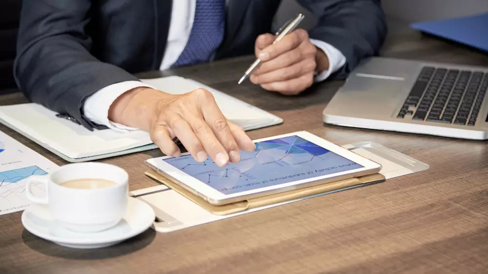 “Чай, кофе пьют. Работой не загружены“ — главу “Байтерека“ спросили про критику Президента