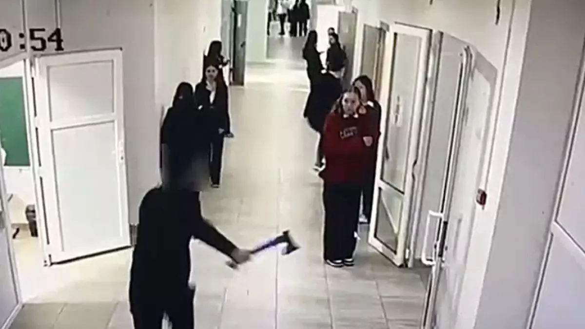 Полиция мектепте балта алып жүгірген оқушыға қатысты мәлімдеме жасады