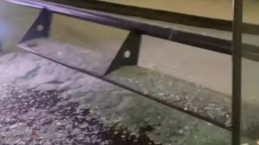 Түнгі вандализм: Алматыда екі аялдама әйнегі шағылды