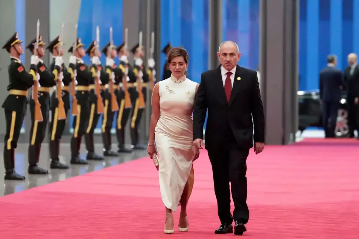 Жена премьер-министра Армении заявила о завершении гражданского брака