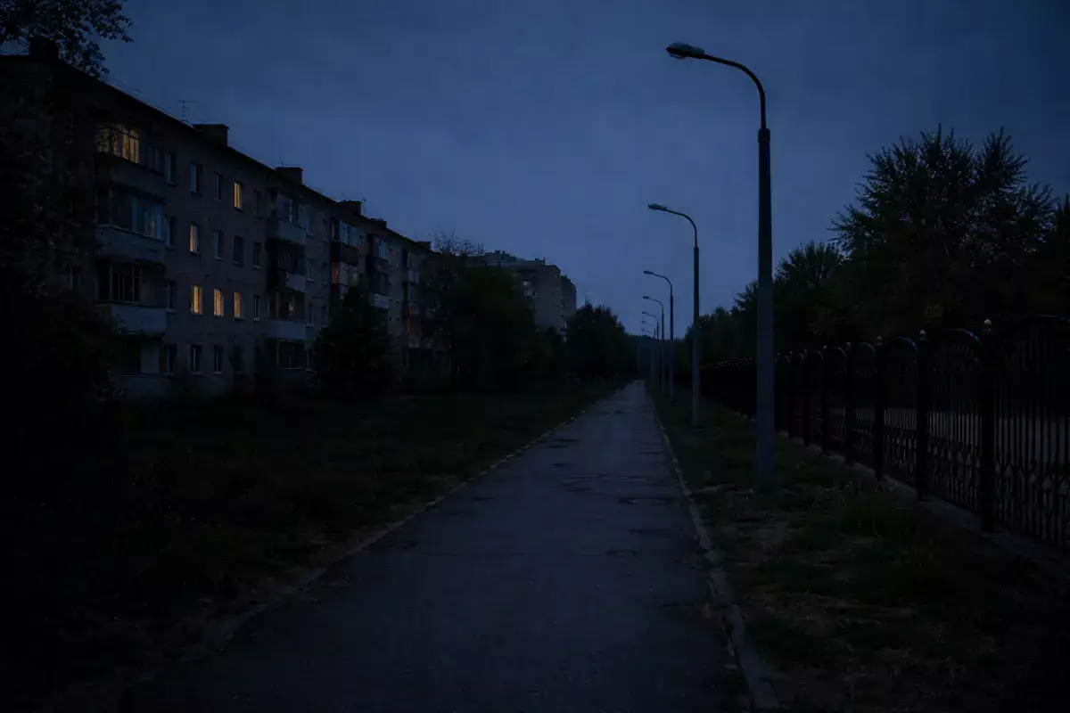 Темные аллеи в Актау: жители одного из микрорайонов просят «оживить» фонари - новости на Lada.kz 17.02.2026