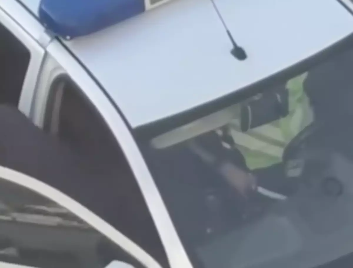 Взятка? В Костанае сняли подозрительное общение водителя и полицейских (ВИДЕО)