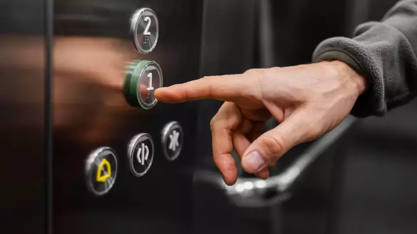 В Астане мужчину арестовали на 15 суток за приставание к девочке в лифте