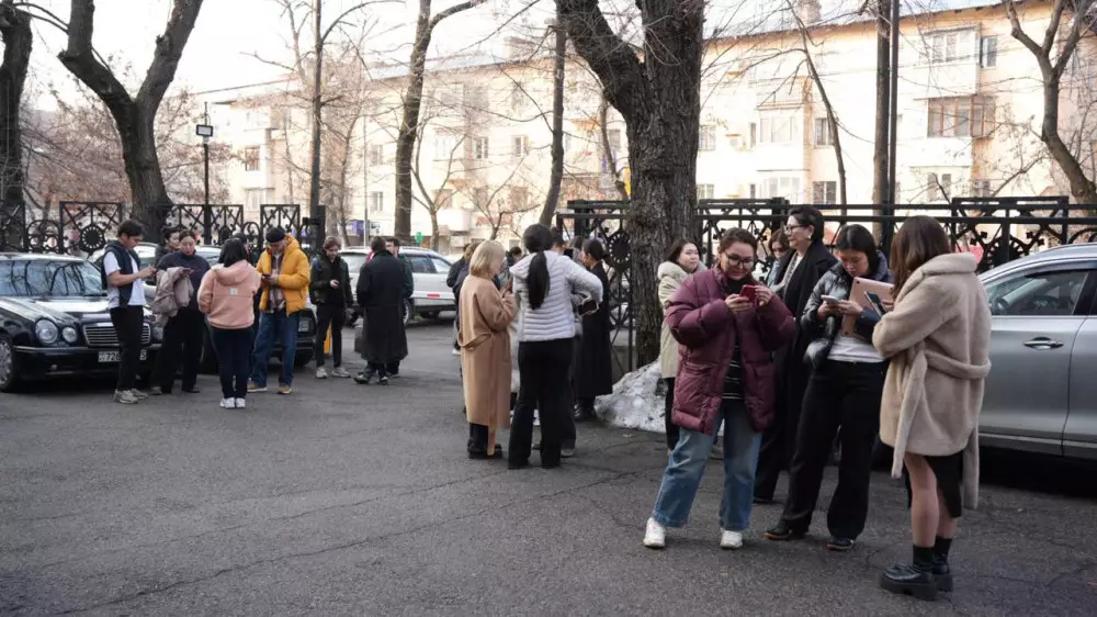 Алматинцы вышли на улицы после землетрясения