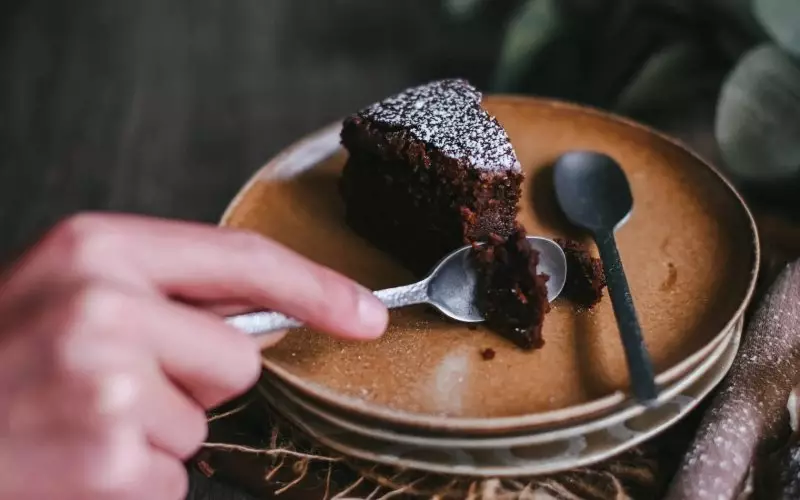 Казахстанец обнаружил зуб в торте