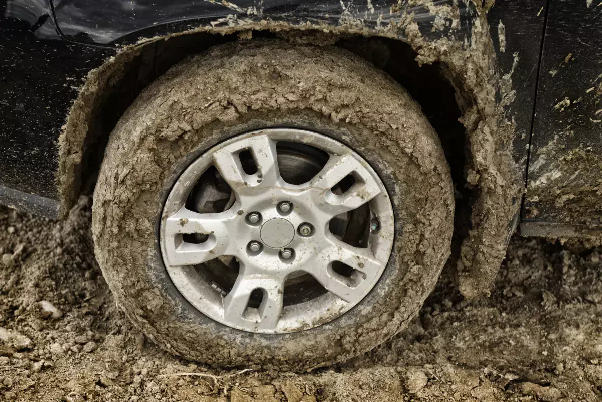 Спасатели Мангистау вытащили увязший в грязи автомобиль - новости на Lada.kz 17.02.2026