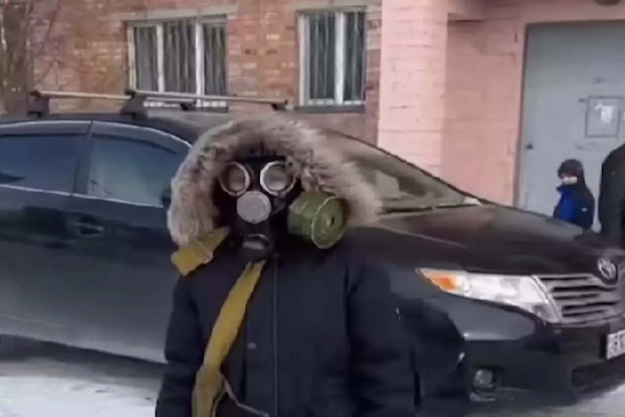 В Усть-Каменогорске дети ходят по улице в противогазах из-за смога