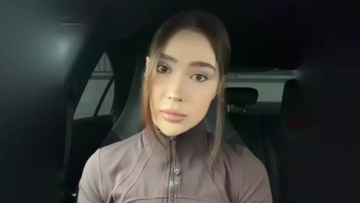 Берет за халат и открывает грудь: алматинка обвинила курьера в домогательстве в ее собственной квартире