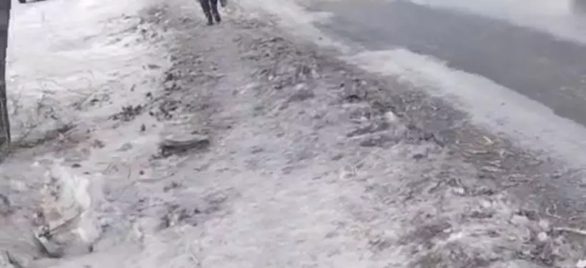 В Семее тротуар, который обещали очистить за два дня, спустя неделю остался под наледью