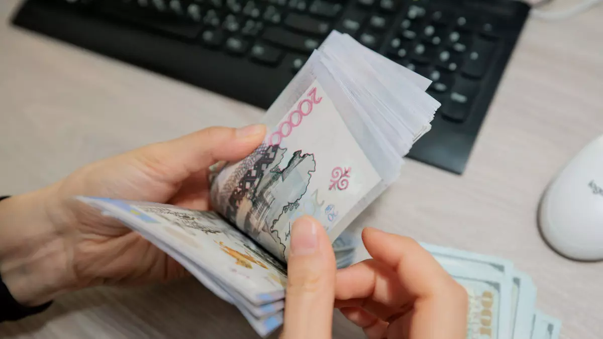 Казахстанцы не отказываются от наличных, несмотря на рост безналичных платежей