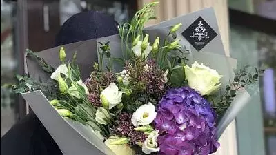 Әйелдің кеудесіне қол тигізген: Гүл жеткізген курьерге айып тағылды