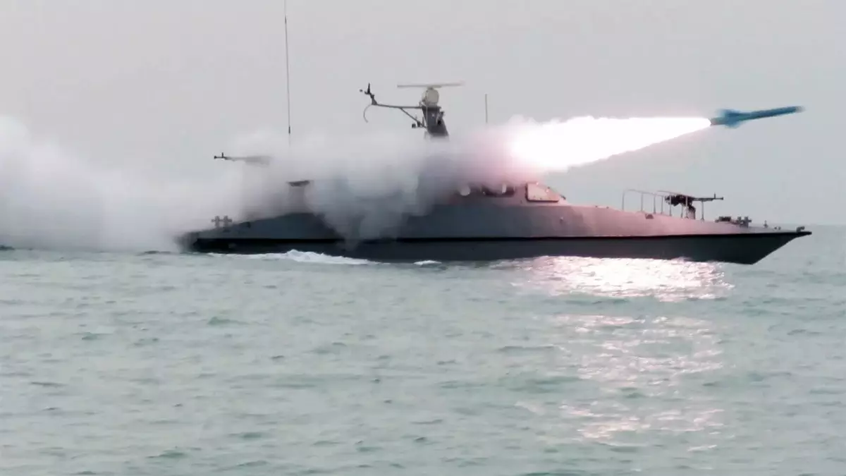 Иран произвел пуски ракет в Ормузском проливе в момент прибытия эмиссаров Трампа для переговоров по ядерной программе.