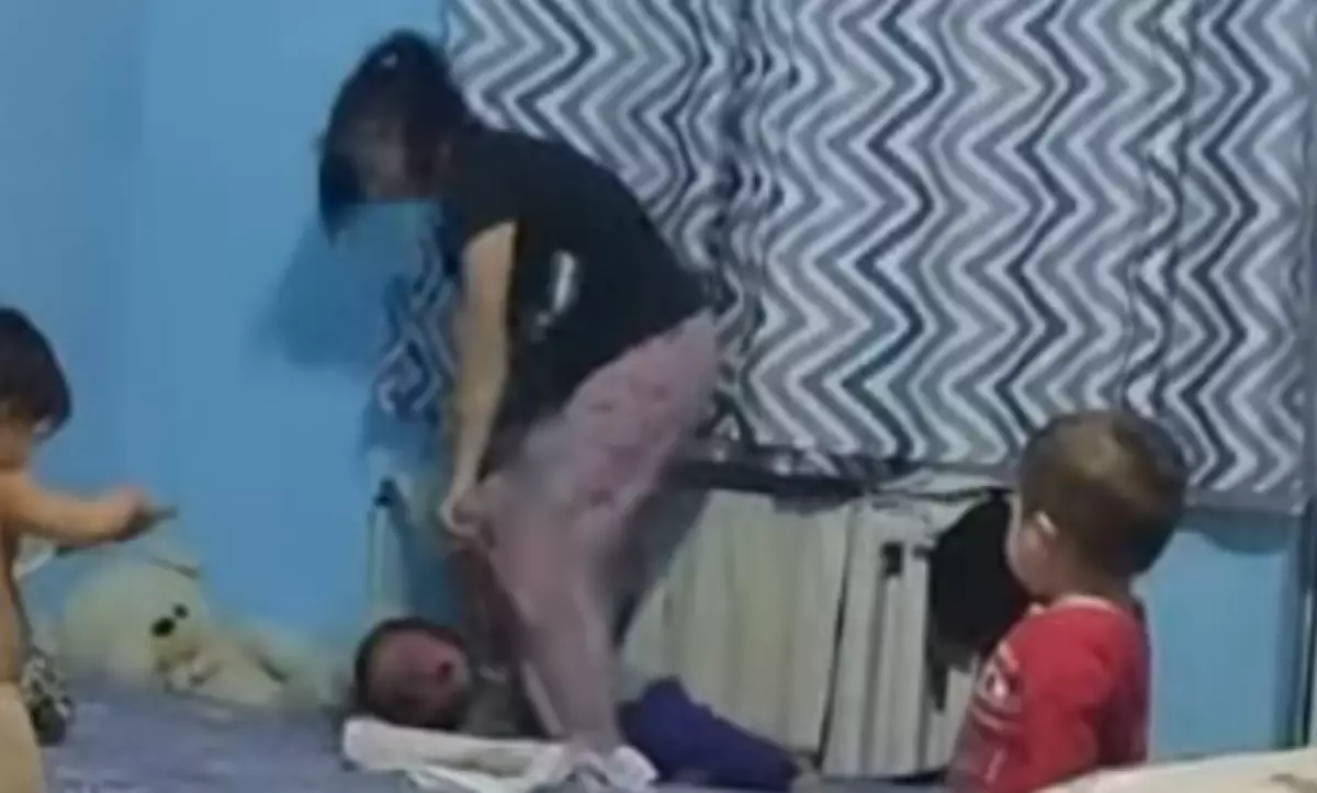 Жаркентте баласын батареяға байлап ұрған анаға сот үкімі шықты