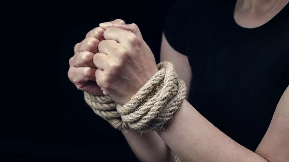 Житель Туркестана поместил жену в психбольницу, связав ее скотчем