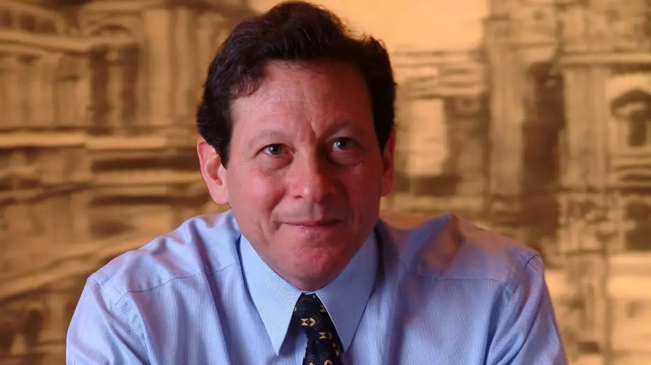 Исполнительный председатель Hyatt Hotels Томас Прицкер ушел в отставку из-за связей с Эпштейном, заявив: "Я глубоко сожалею... о моем общении с ним".