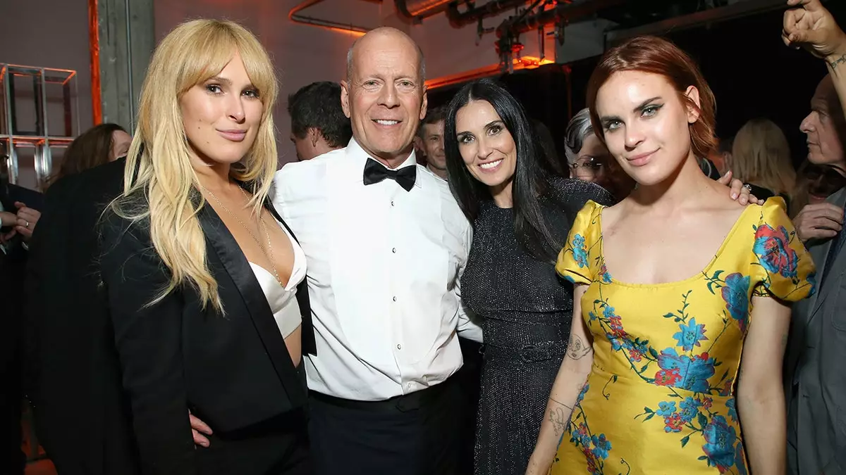 Дочь Брюса Уиллиса и Деми Мур отрицает, что живет на деньги родителей, и заявляет, что работает на четырех работах, будучи матерью-одиночкой.