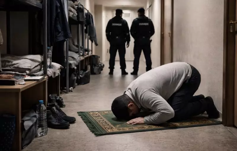 Узбекистанца депортировали из России за намаз в общежитии