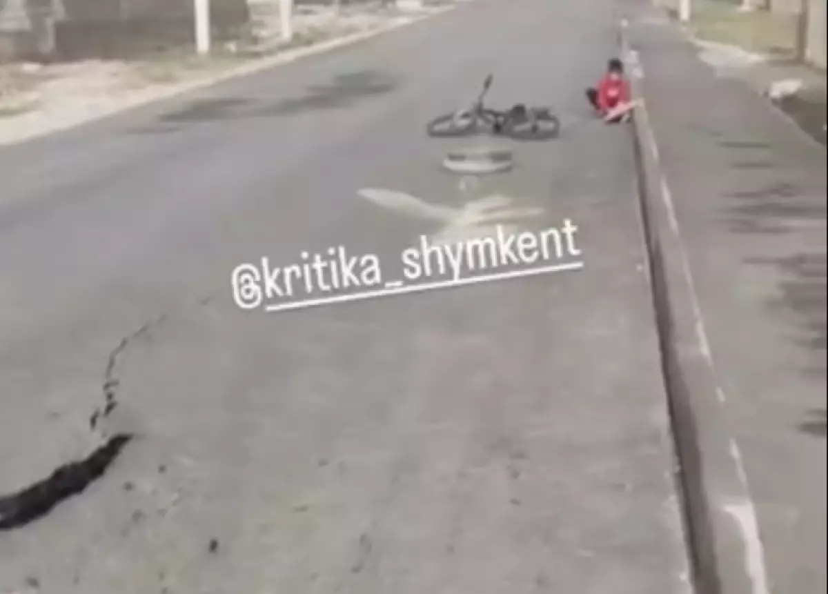 Шымкентте жаңа асфальт опырылып түсті: кәріз қазбасынан кейін құбырлар үзіліп, тұрғындар сусыз қалды