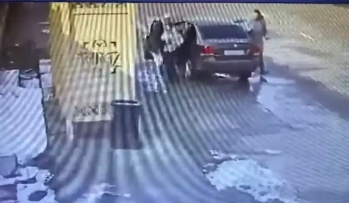 Мужчины пытались похитить стоявшую на остановке девочку в Таразе (ВИДЕО)