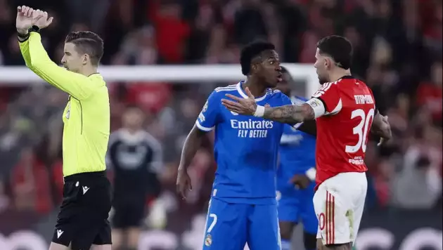 Винисиустің карандатуы, алаңдағы ерегіс, бапкер алаңнан қуылды. "Реал" матчі бітпес жанжалға айналып кетті