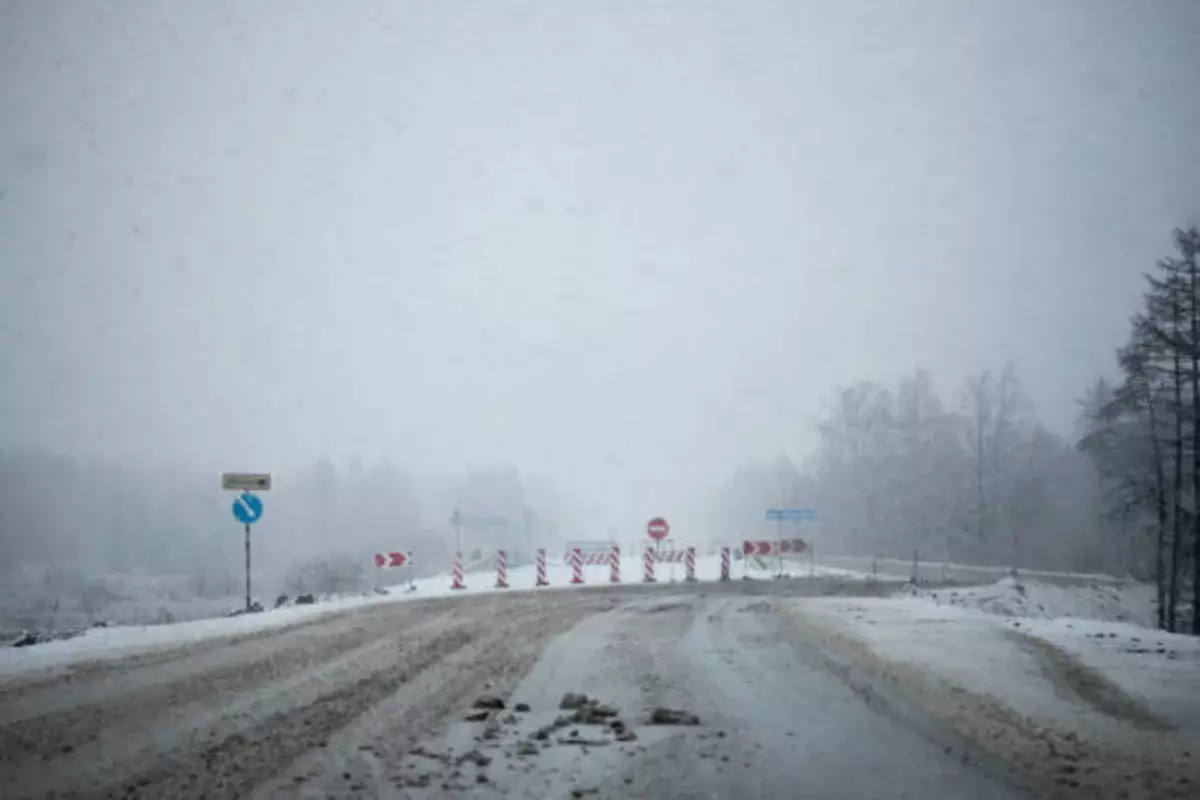 Боран мен көктайғақ: үш облыста республикалық жолдар жабылды