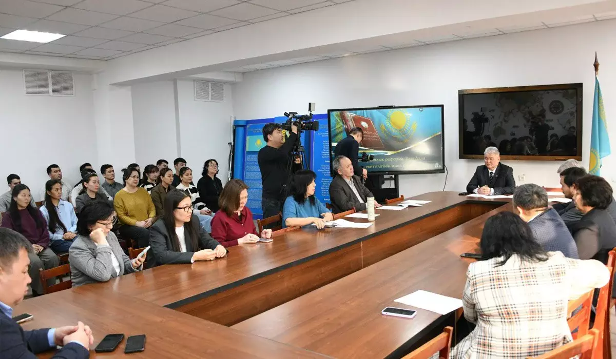 Қазақ ұлттық университетінде конституциялық реформаның маңызы талқыланды