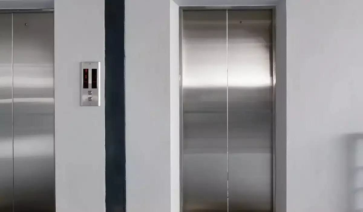 «Лифт күтіп тұрған қызға тиіскен»: Астанада оқушыны шошытқан ер адам 15 күнге қамалды (ВИДЕО)