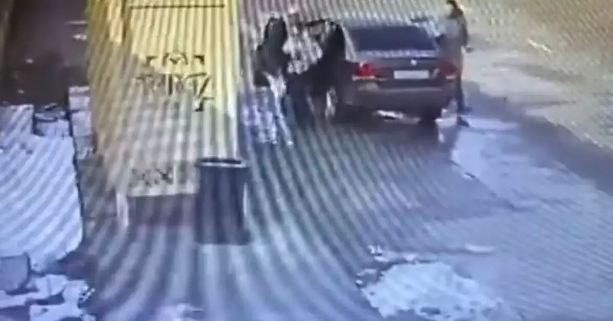  Таразда 13 жастағы қызды ер адамдар ұрлап әкетпек болды (ВИДЕО) 