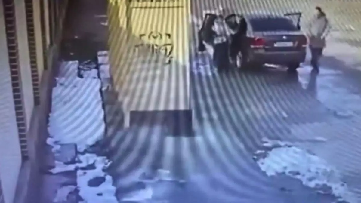 Таразда екі ер адам 13 жасар қызды алып қашпақ болған