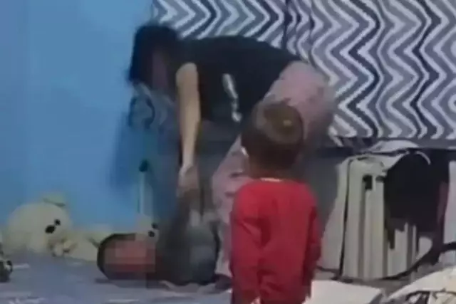 Жетісу облысында 4 жасар ұлын батареяға байлап, ұрған әйел сотталмайтын болды