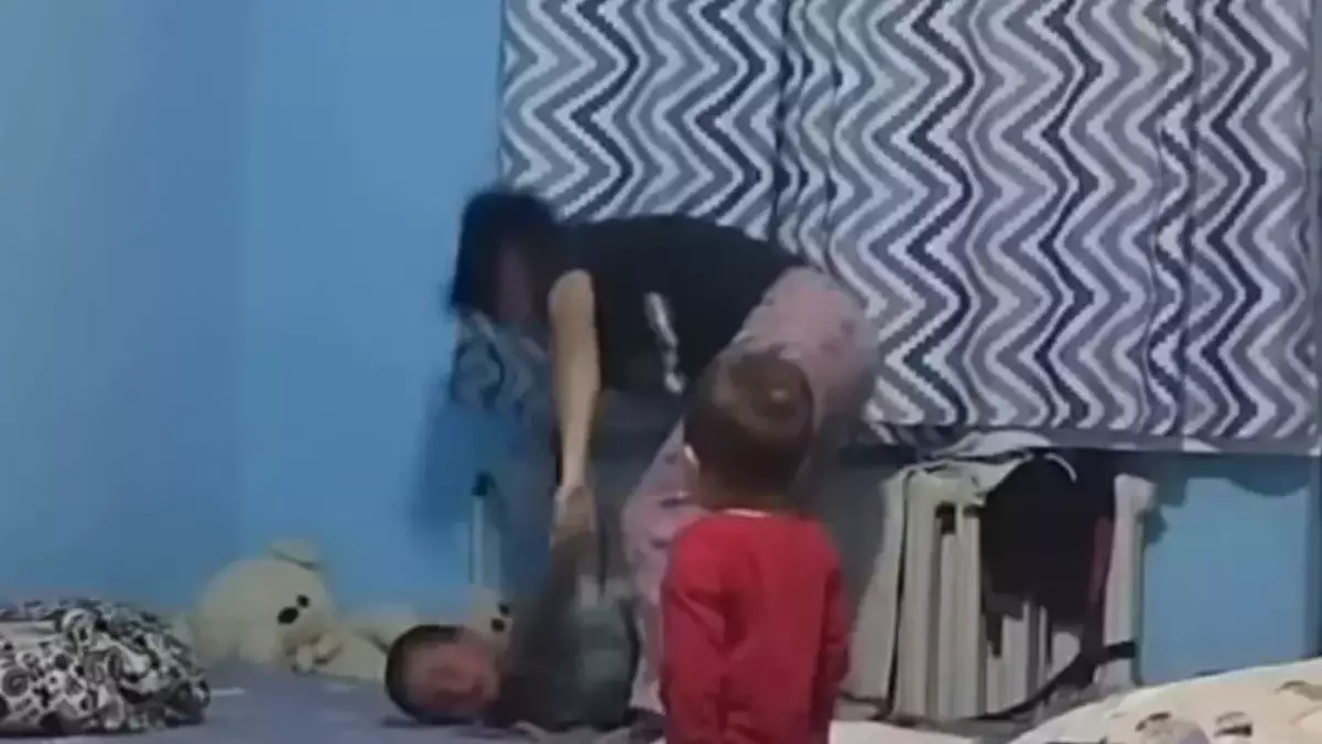 «Батареяға байлап сабаған»: Жаркентте өз баласын азаптаған ана сотталмайтын болды