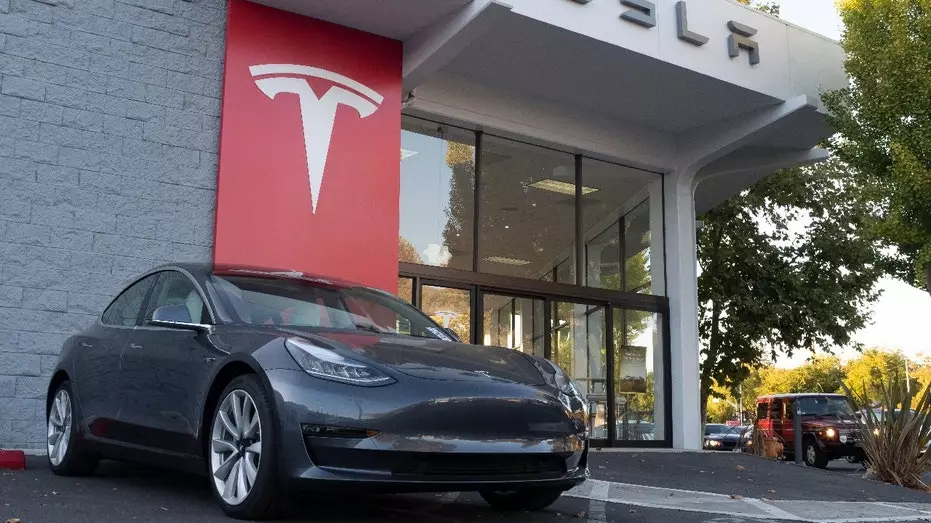 Tesla избежала приостановки лицензии в Калифорнии, отказавшись от вводящих в заблуждение маркетинговых терминов, связанных с «автопилотом».