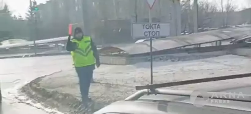 "Светофор работает, но регулировщик на зеленый не пускает": семейчане страдают от вечных пробок в одном из районов