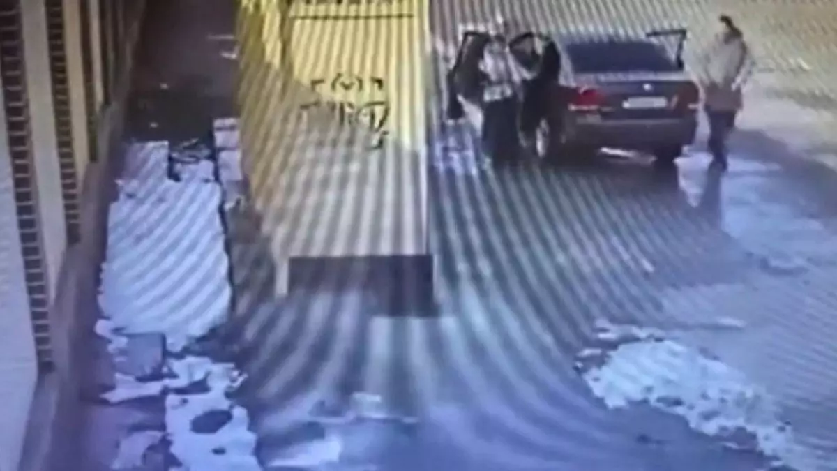 Тараздағы сұмдық: Екі ер адам 13 жастағы қызды аялдамадан ұрлап кетпек болған (ВИДЕО)