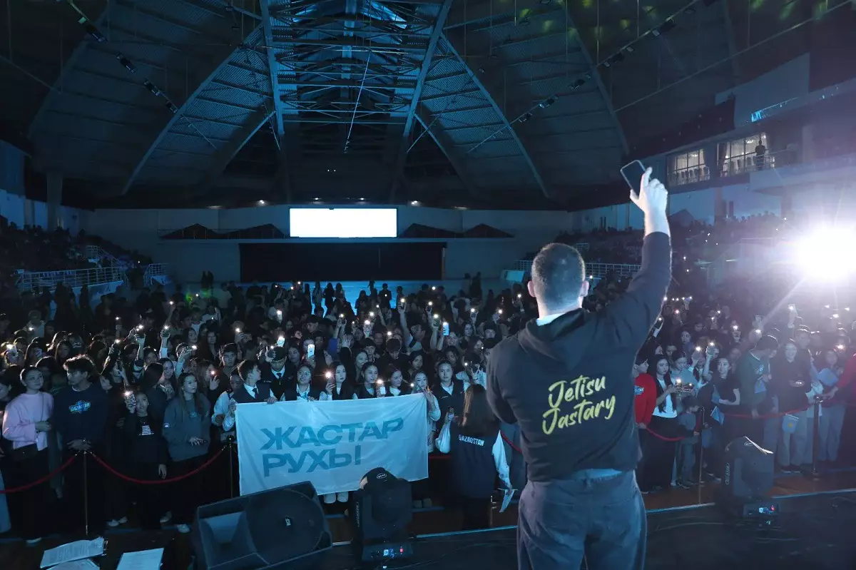 Жетісу жастары Жаңа Конституция жобасын қолдауға бағытталған флешмобқа қатысты