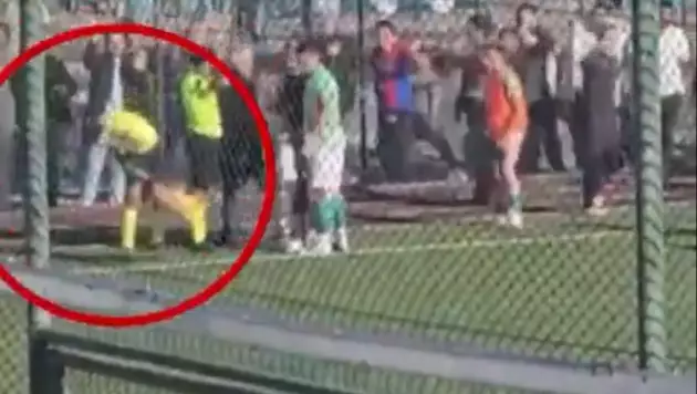 Фанаты бросили самокат в арбитра: матч в Турции завершён досрочно