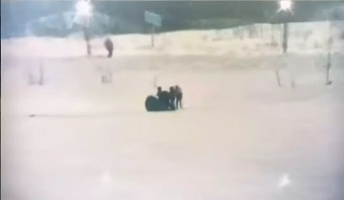 Рыбак застрял руками в лунках на льду в Астане (ВИДЕО)