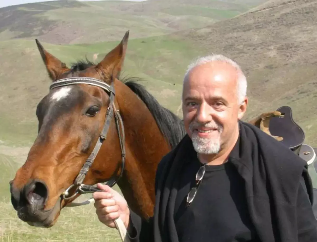 Друг Назарбаева и фанат Великой степи: писатель Пауло Коэльо снова восхваляет Казахстан