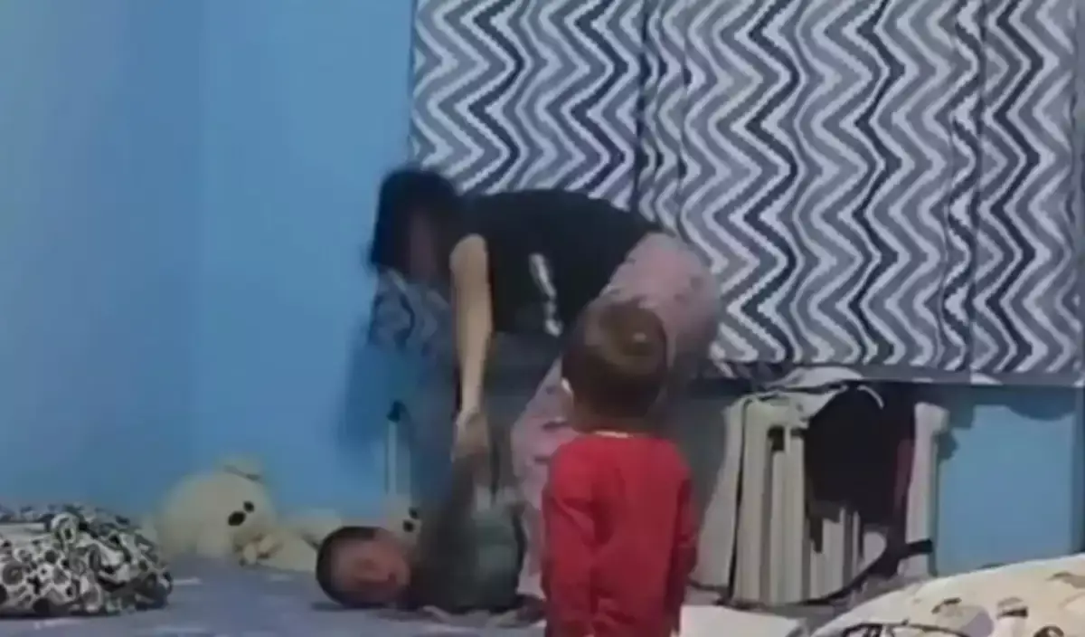 Жаркентте ұлын батареяға байлап сабаған әйел мәжбүрлі емдеуге жіберілді