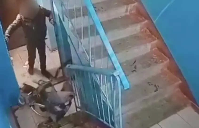 Астана тұрғыны бөтен біреудің балалар арбасын теуіп тастаған (видео)