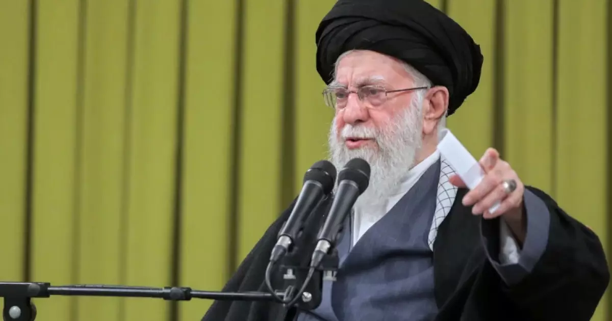   Иранның рухани көсемі Әли Хаменеи: «Әлемдегі ең күшті әскердің өзі кейде орнынан тұра алмайтындай шапалақ жеуі мүмкін»   