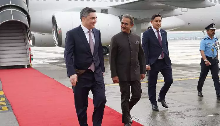 Премьер-министры Казахстана и Нидерландов прибыли в Дели на саммит по искусственному интеллекту.