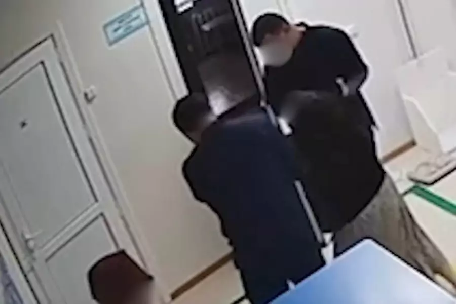 Түркістанда ер адам сау әйелінің аяқ-қолын скотчтап, жындыханаға жатқызған 