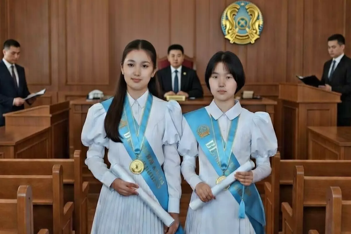 В Атырау школьницы отстояли право на «Алтын белгі» в суде