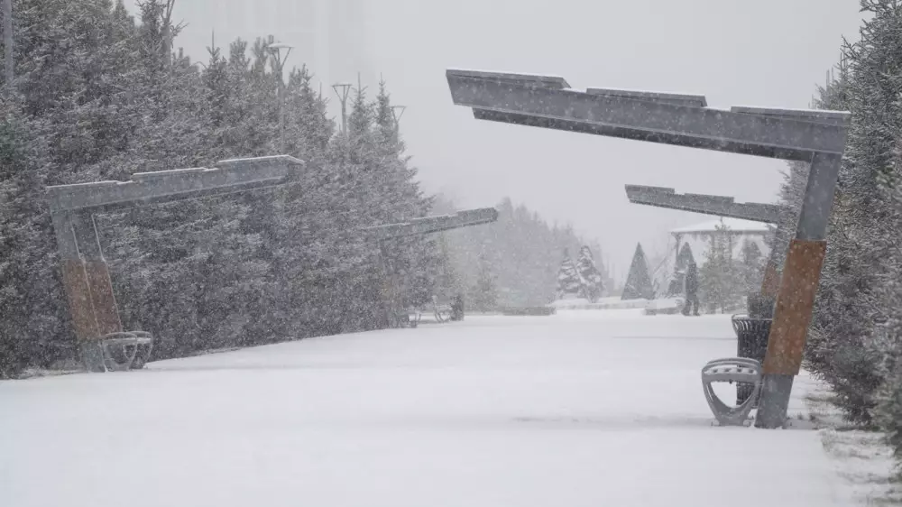 Астанада қалың қар, ал Алматыда нөсер жауын жауады