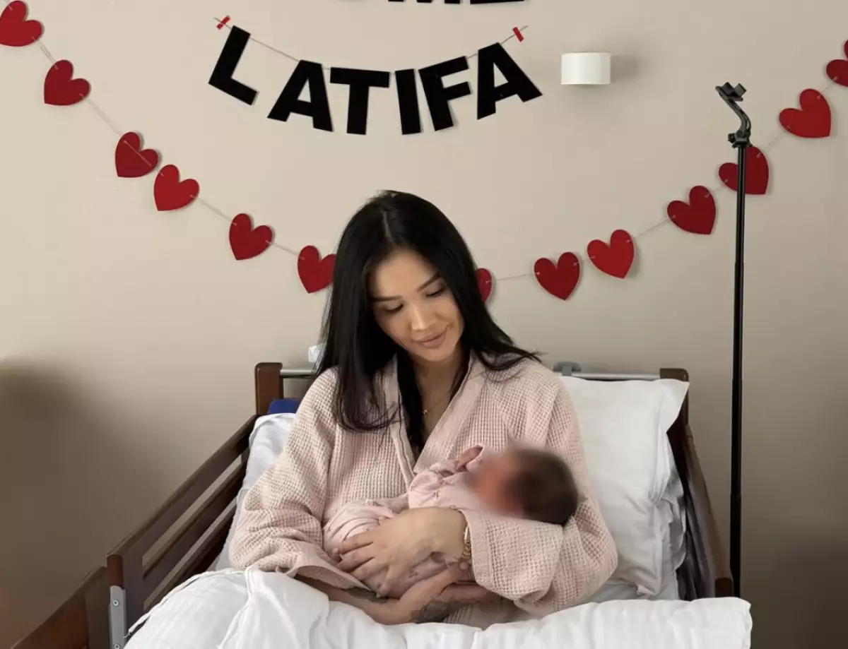 Айжан Байзакова показала первое фото с новорожденной дочерью